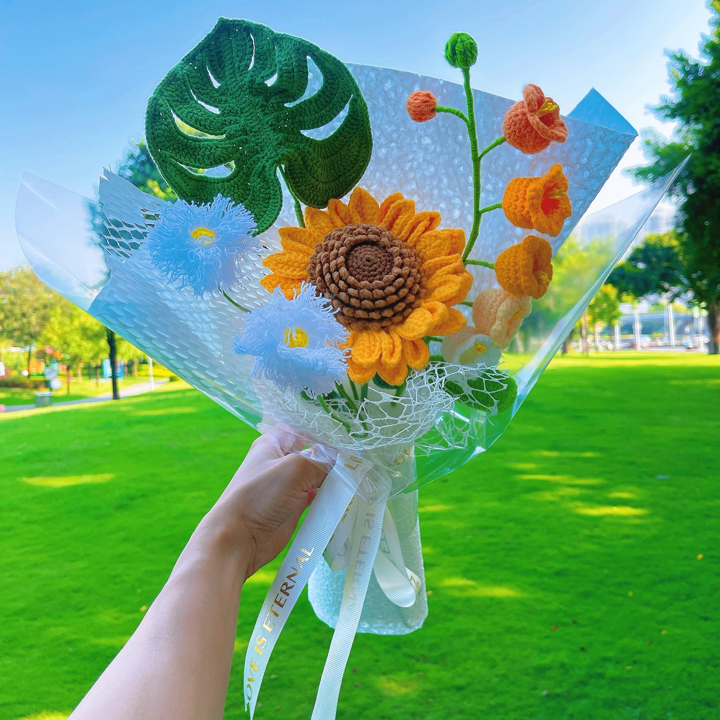 Bouquet blanc au crochet fait main avec grand tournesol, plante tortue, statice violet, dégradé de muguet, composition florale naturelle pour cadeaux hypoallergéniques