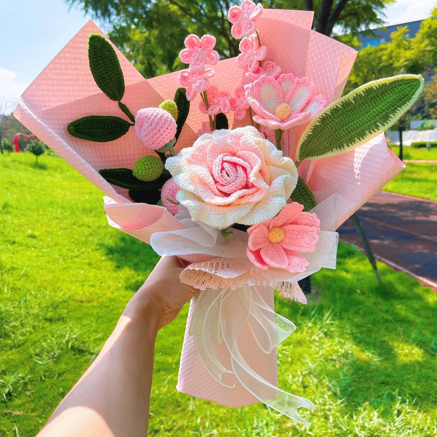 Bouquet fait main au crochet avec de grandes roses roses, des myosotis, des marguerites gerbera et du feuillage d'olivier - Hypoallergénique