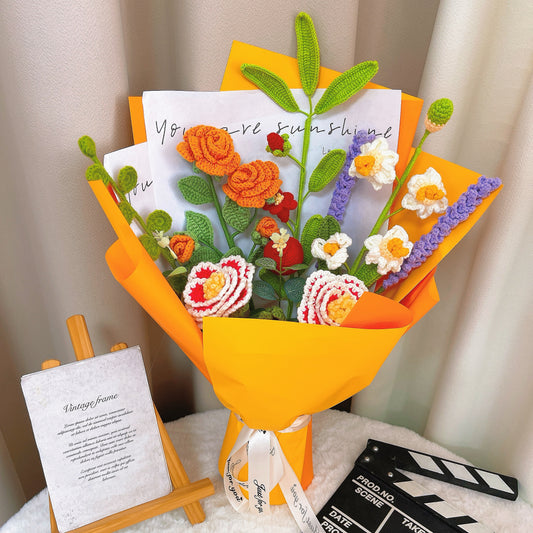 Handgefertigter gehäkelter Blumenstrauß – Pfingstrose, Narzisse, Lavendel, orange Rose, Granatapfel, Eukalyptusblätter, goldenes Laub – ideal für Hochzeiten, Jubiläen, Muttertag