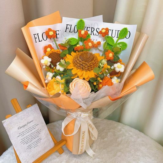 Bouquet de tournesols, de roses et de verdure au crochet - Composition florale jaune et orange pour la décoration intérieure, les cadeaux, les mariages, les anniversaires, les vacances