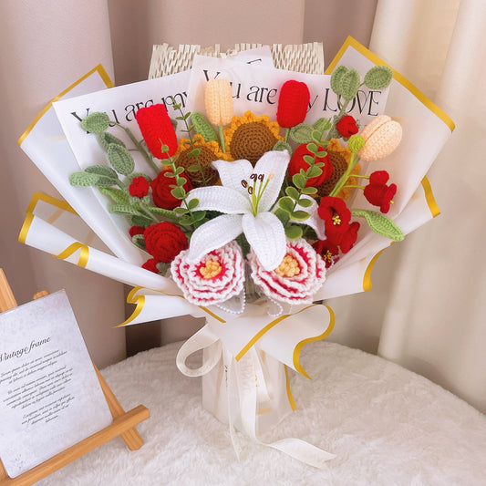 Fleurs d'anniversaire de mariage au crochet fabriquées à la main avec lys blanc, tulipes jaunes et rouges, tournesol, camélia rouge, muguet rouge, pivoine de Bourgogne et feuilles d'eucalyptus dans un emballage en organza perlé
