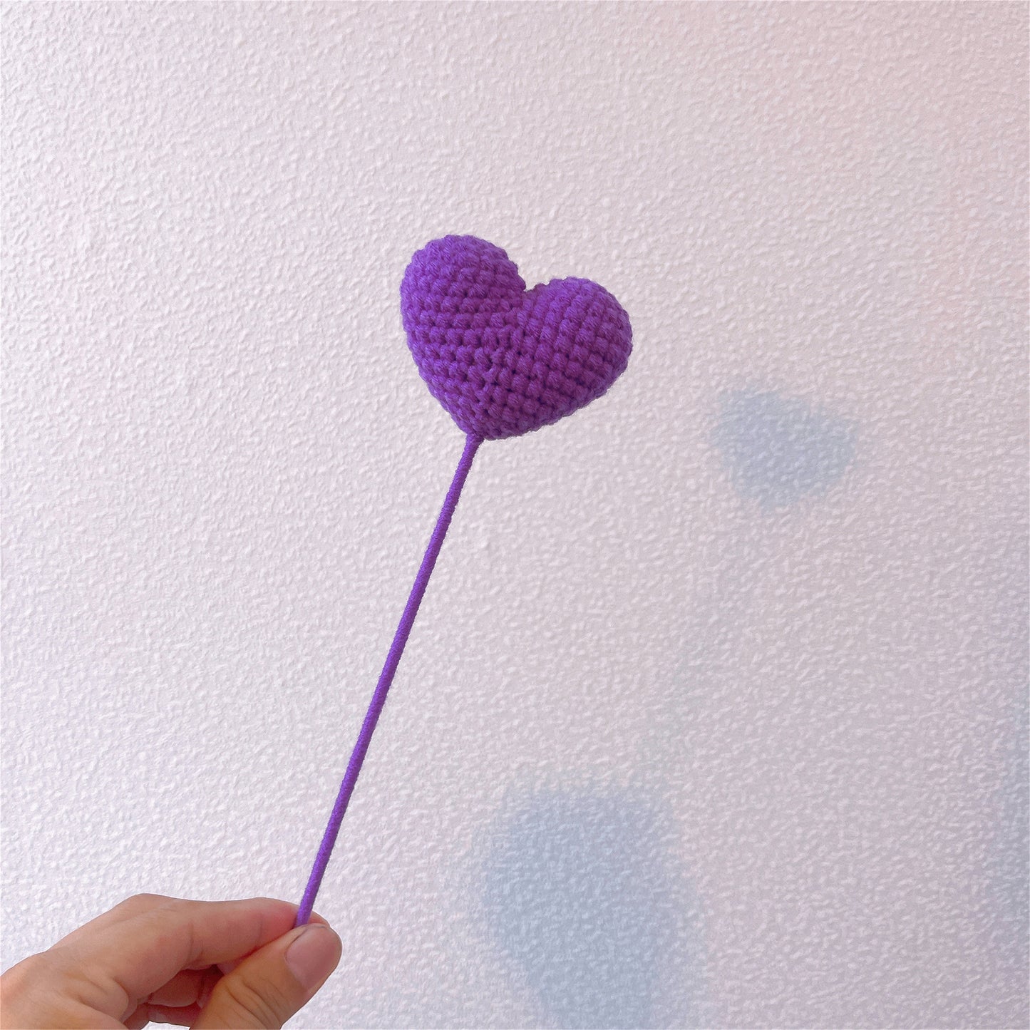Herzliche Liebe: Handgefertigter gehäkelter herzförmiger Pfahl für eine bedeutungsvolle Gartendekoration und ein Geschenk