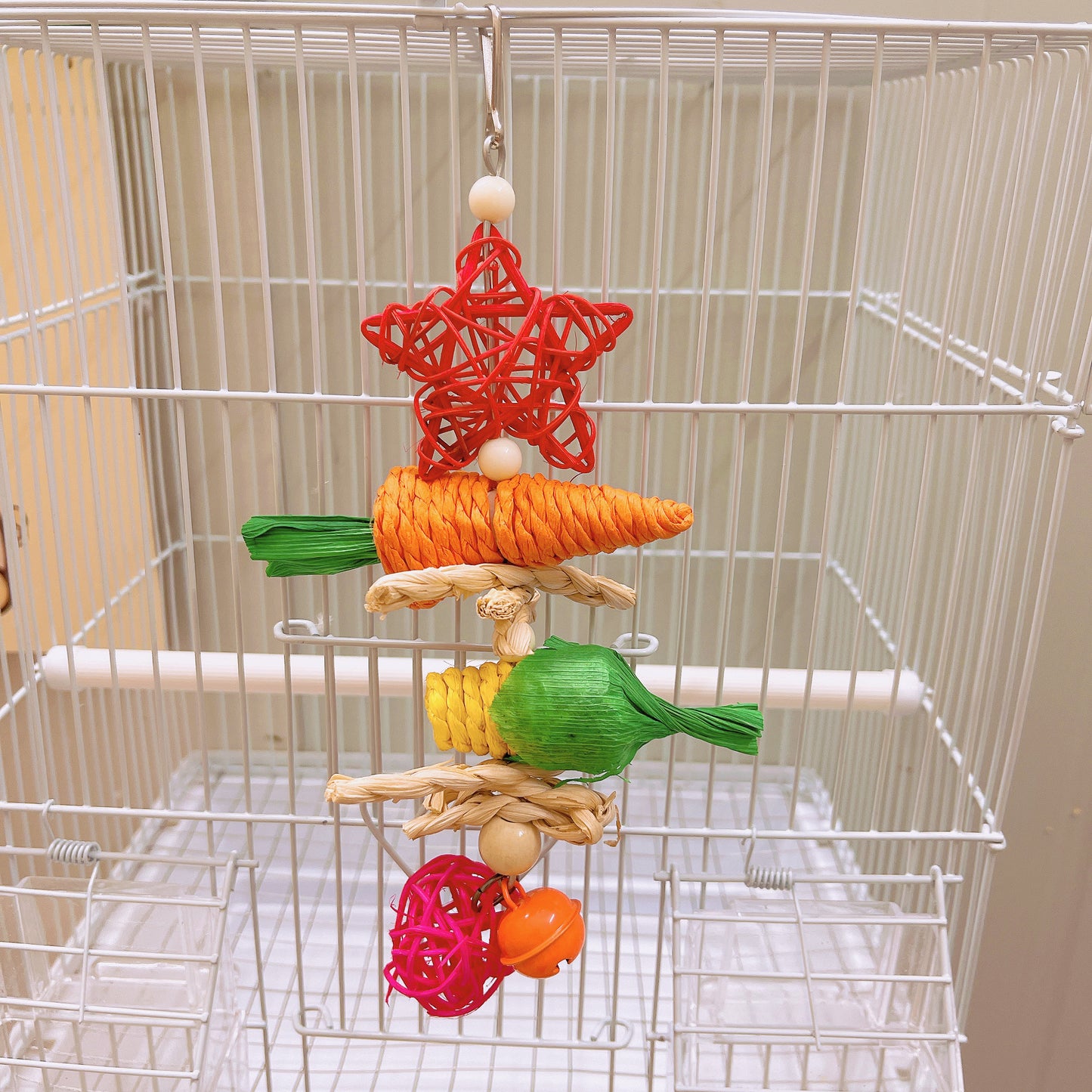 Lot de 2 jouets à mâcher multicolores faits à la main pour perroquets d'intérieur avec crochet – Outil de divertissement pour oiseaux avec étoile à mâcher pour perruche/perruche, calopsitte, pinson, inséparable, perruche moine, colombe, perroquet, moineau