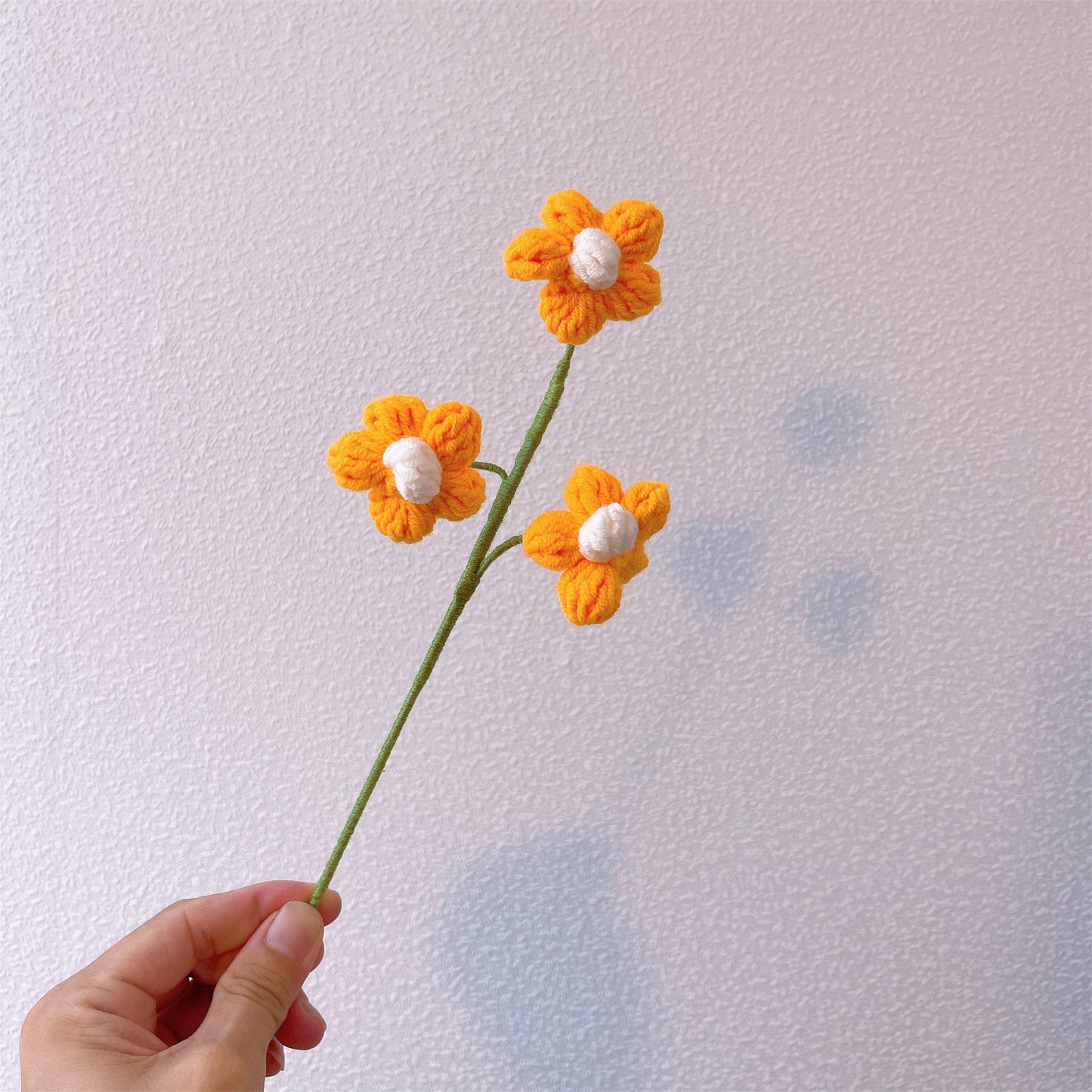 Handgefertigter gehäkelter leuchtender Freudenstrauß – Rosen-, Sonnenblumen- und Puffstrauß