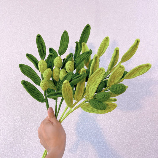 Mediterrane Oase: Handgefertigte gehäkelte Olivenblätter mit Olivenstab für eine natürliche Gartendekoration