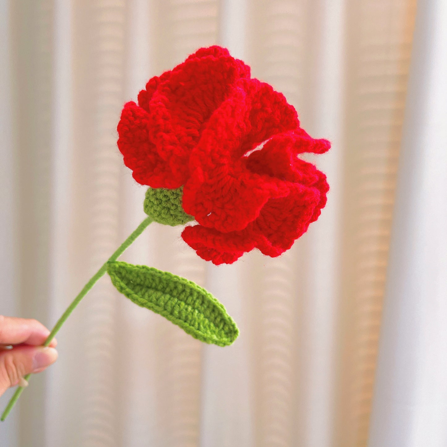 Bouquet d’arrangement floral rouge et orange au crochet fabriqué à la main avec des feuilles d’eucalyptus, parfait pour les cadeaux, les mariages et les occasions spéciales