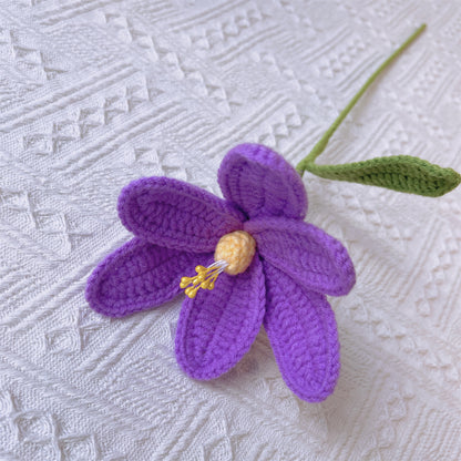 Blühende Kunst: Handgefertigter gehäkelter Lavendel-Mischstrauß – ein lebendiger Wandteppich aus Liebe und Feier – Lavendel, Rosen, Gänseblümchen, Vergissmeinnicht, Tulpen