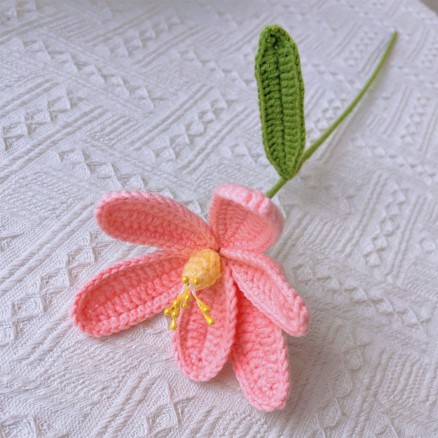 Bouquet d’élégance rougissante au crochet fait à la main avec rose, tulipes, lys, eucalyptus et plus - Parfait pour toute occasion spéciale