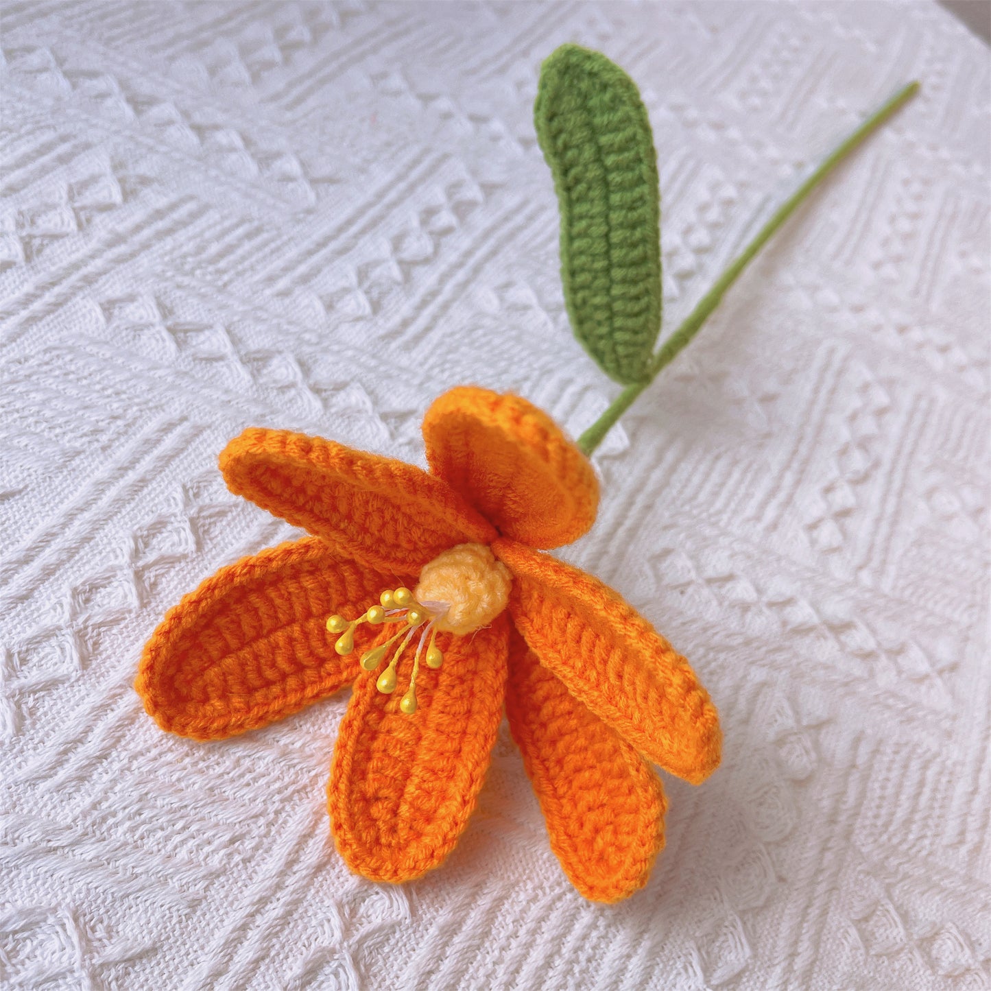 Bouquet d’arrangement floral rouge et orange au crochet fabriqué à la main avec des feuilles d’eucalyptus, parfait pour les cadeaux, les mariages et les occasions spéciales