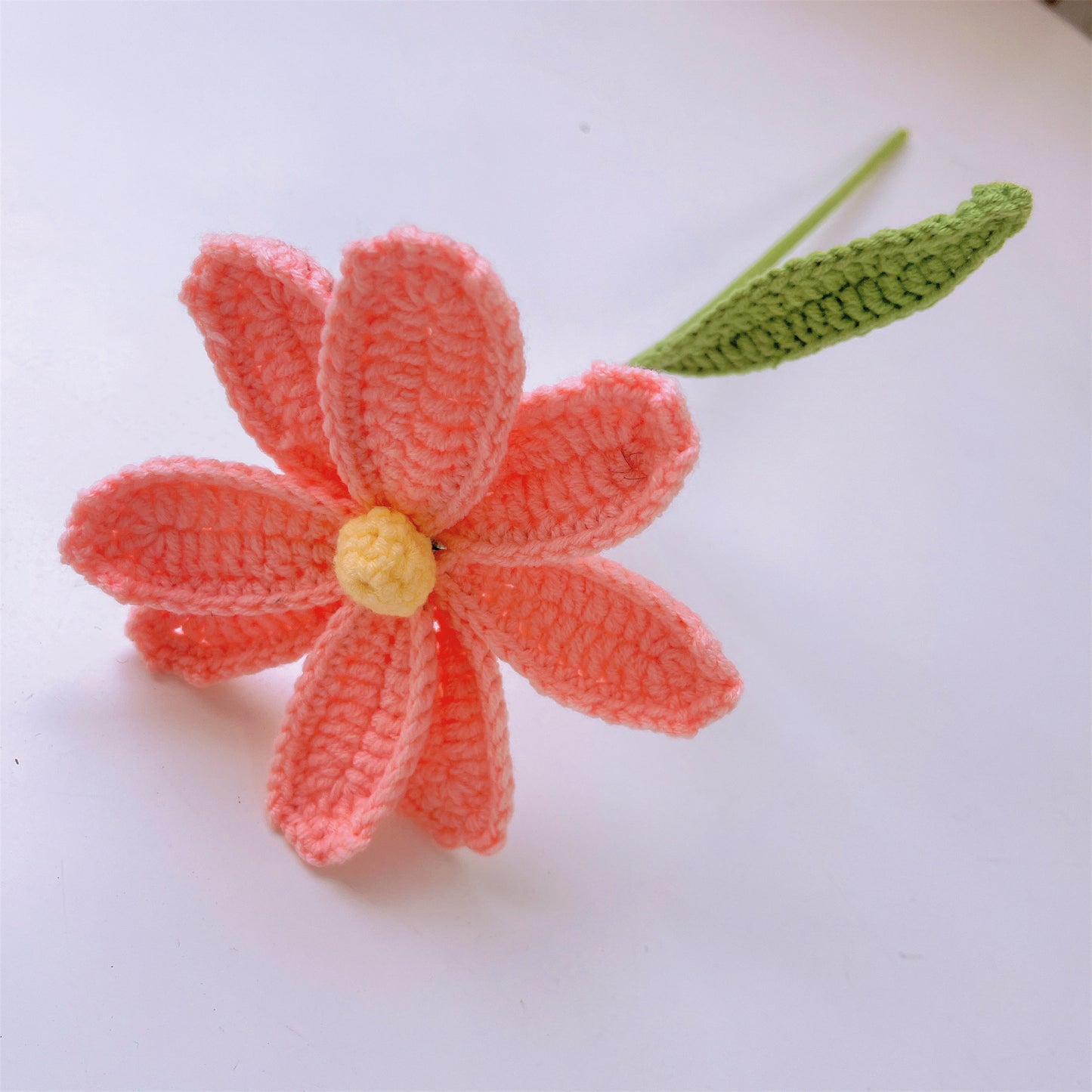 Bouquet fait main au crochet avec de grandes roses roses, des myosotis, des marguerites gerbera et du feuillage d'olivier - Hypoallergénique