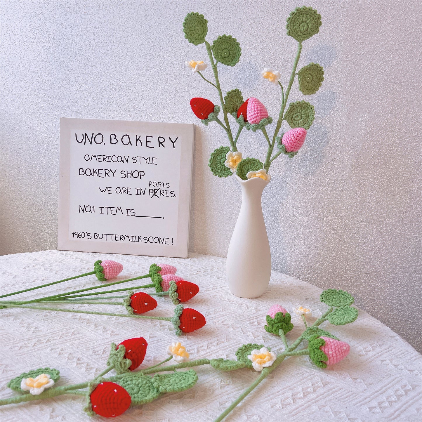 Süße Erdbeerfelder: Handgefertigter gehäkelter Erdbeerpfahl für eine bezaubernde Gartendekoration“