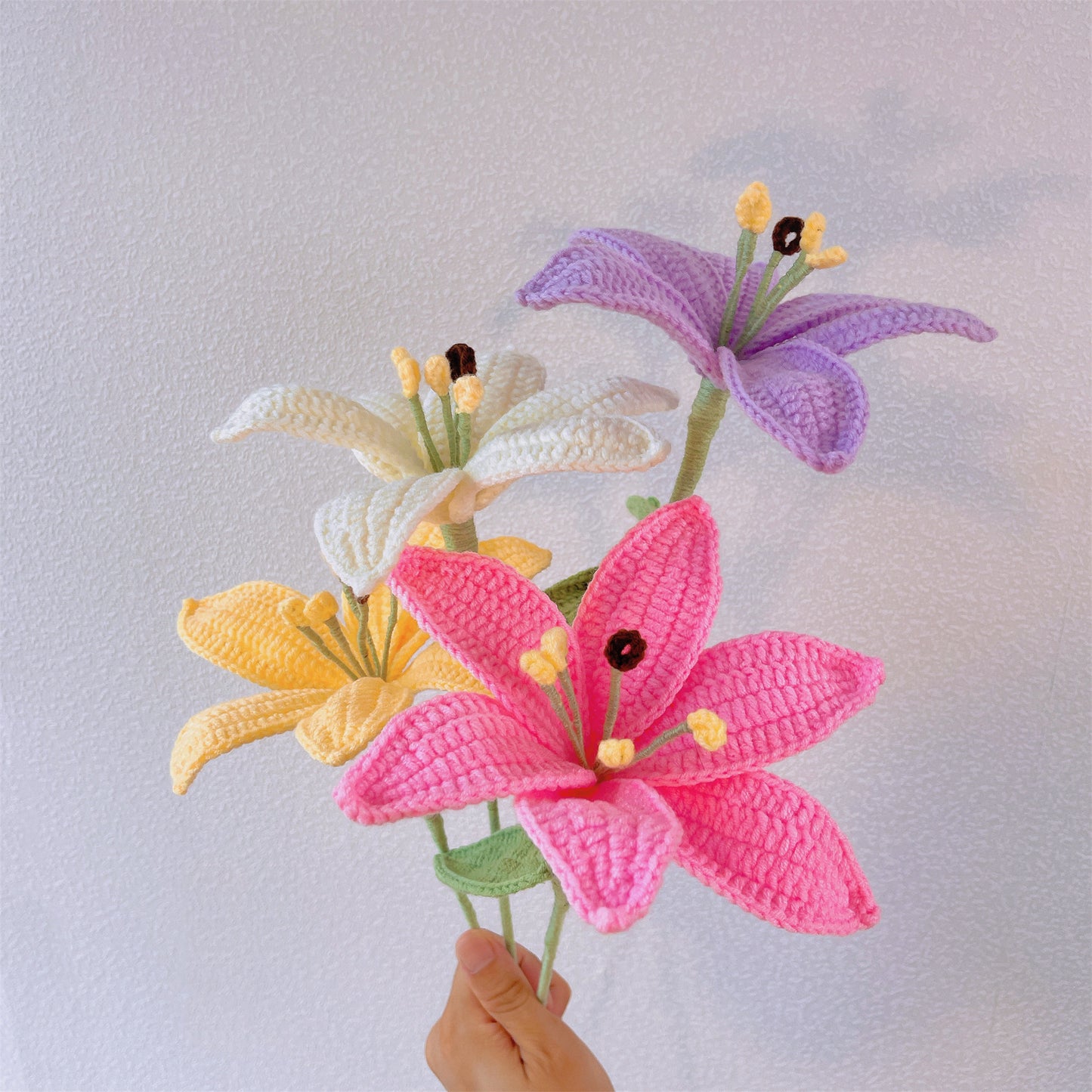 Fleurs gracieuses : grand piquet de lys au crochet fabriqué à la main pour une déco de jardin majestueuse