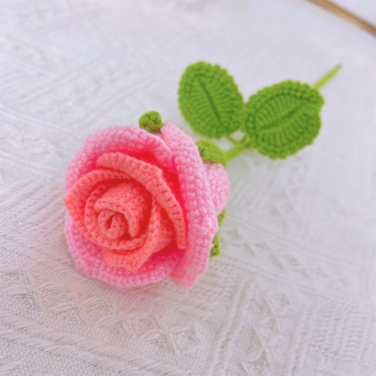 Bouquet pastel au crochet fait main avec de grandes roses roses, des myosotis, des marguerites gerbera, du feuillage d'olivier et des accents de pêche - Hypoallergénique