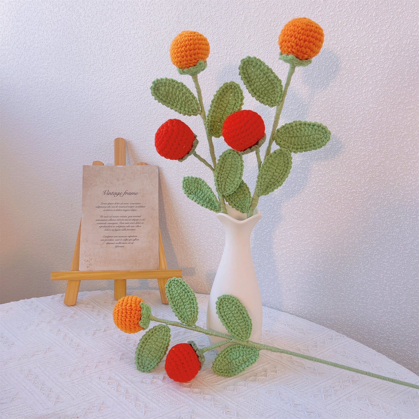 Tangy Tangerine Twist: Handgefertigter gehäkelter Mandarinenpfahl für eine verspielte Gartendekoration