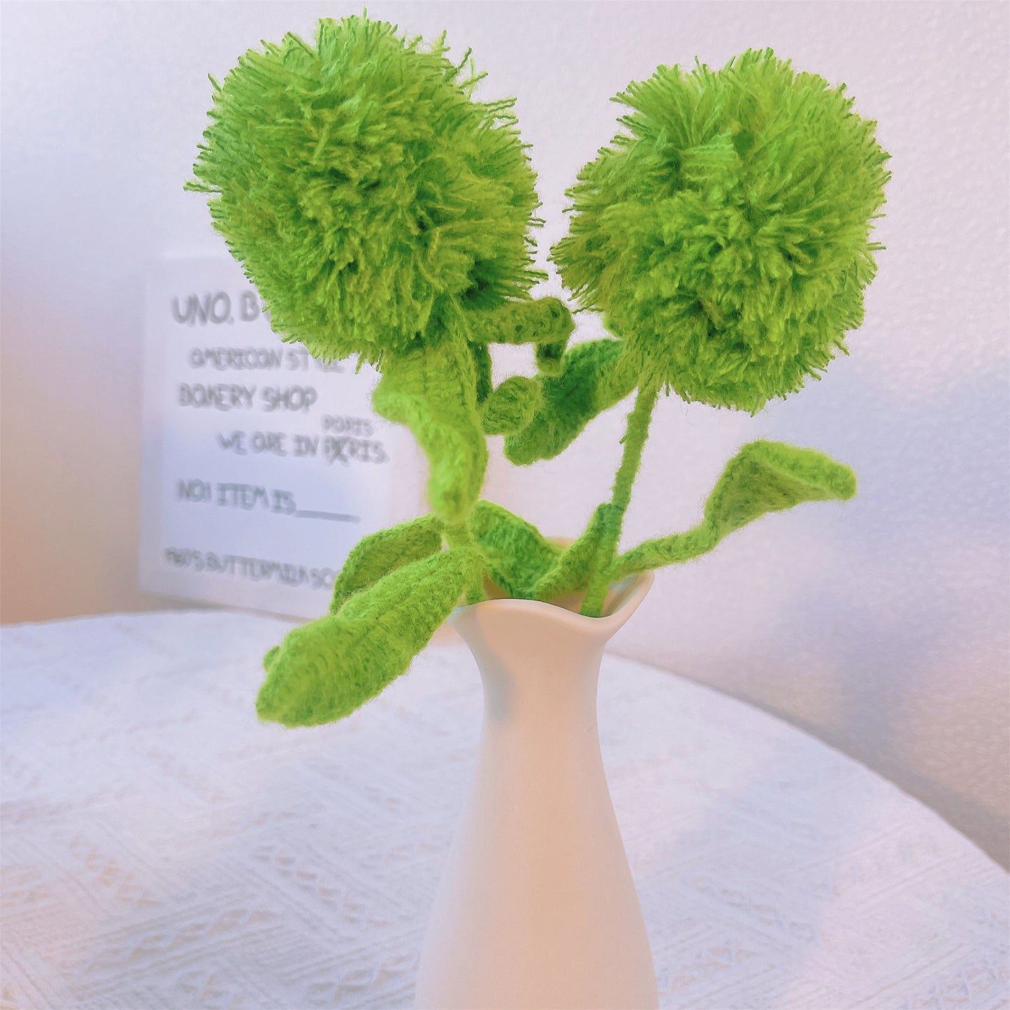 Grüne Nelkenmagie: Handgefertigter gehäkelter grüner Nelkenpfahl für eine bezaubernde Gartendekoration