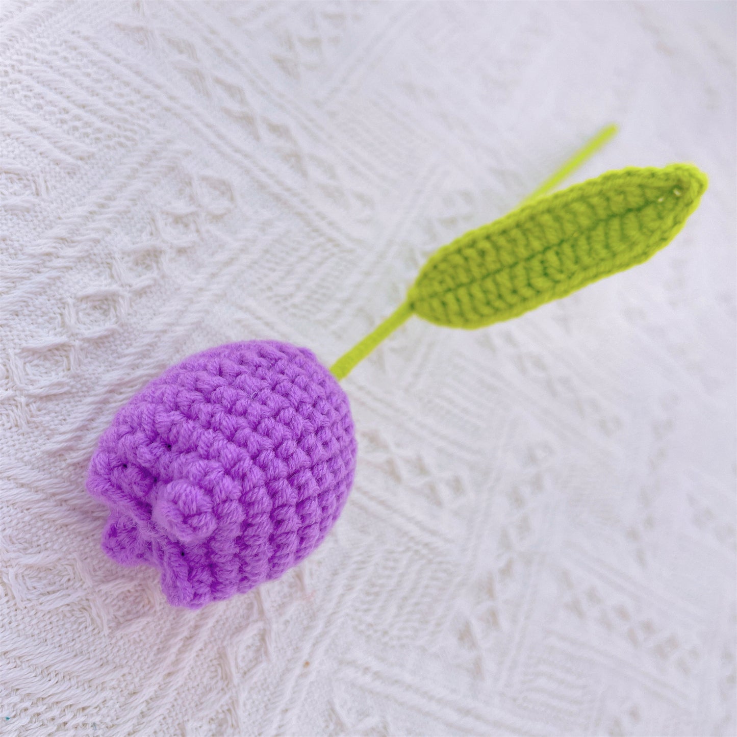 Elegant and Lifelike Handmade Crochet Tulip - Beautiful Replica with Stalk, Home Decor and Gift Giving, Housewarming Gifts, Desk Decoration