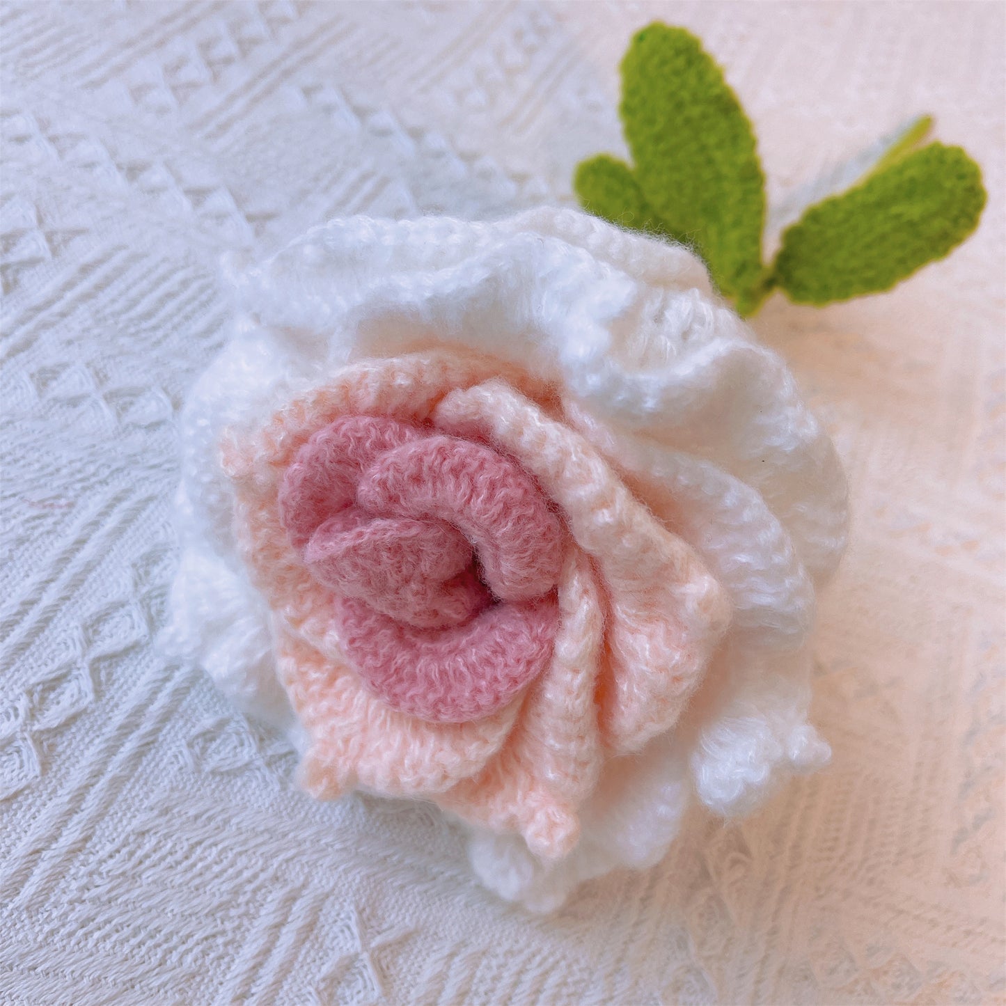Splendeur fleurie : Bouquet de collection rose au crochet fabriqué à la main - Une luxueuse tapisserie de fil et d'élégance pour des moments inoubliables - Roses, tulipes, pompons, œillets