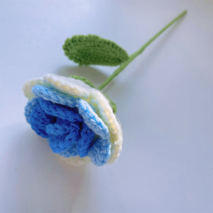 Handgefertigter gehäkelter Oceanic Serenity Bouquet – Strauß aus blauen Rosen, Rittersporn, Tulpen und Gänseblümchen