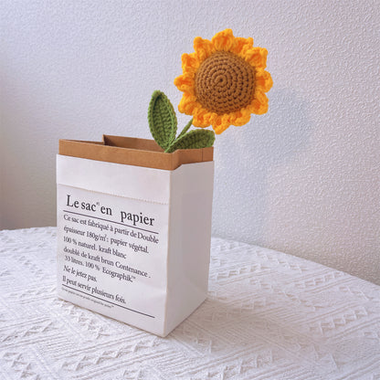 Handgefertigter gehäkelter Blumenstrauß aus Sonnenblumen und Puffblumen – durchdachte Geschenke als Tafelaufsatz für Zuhause