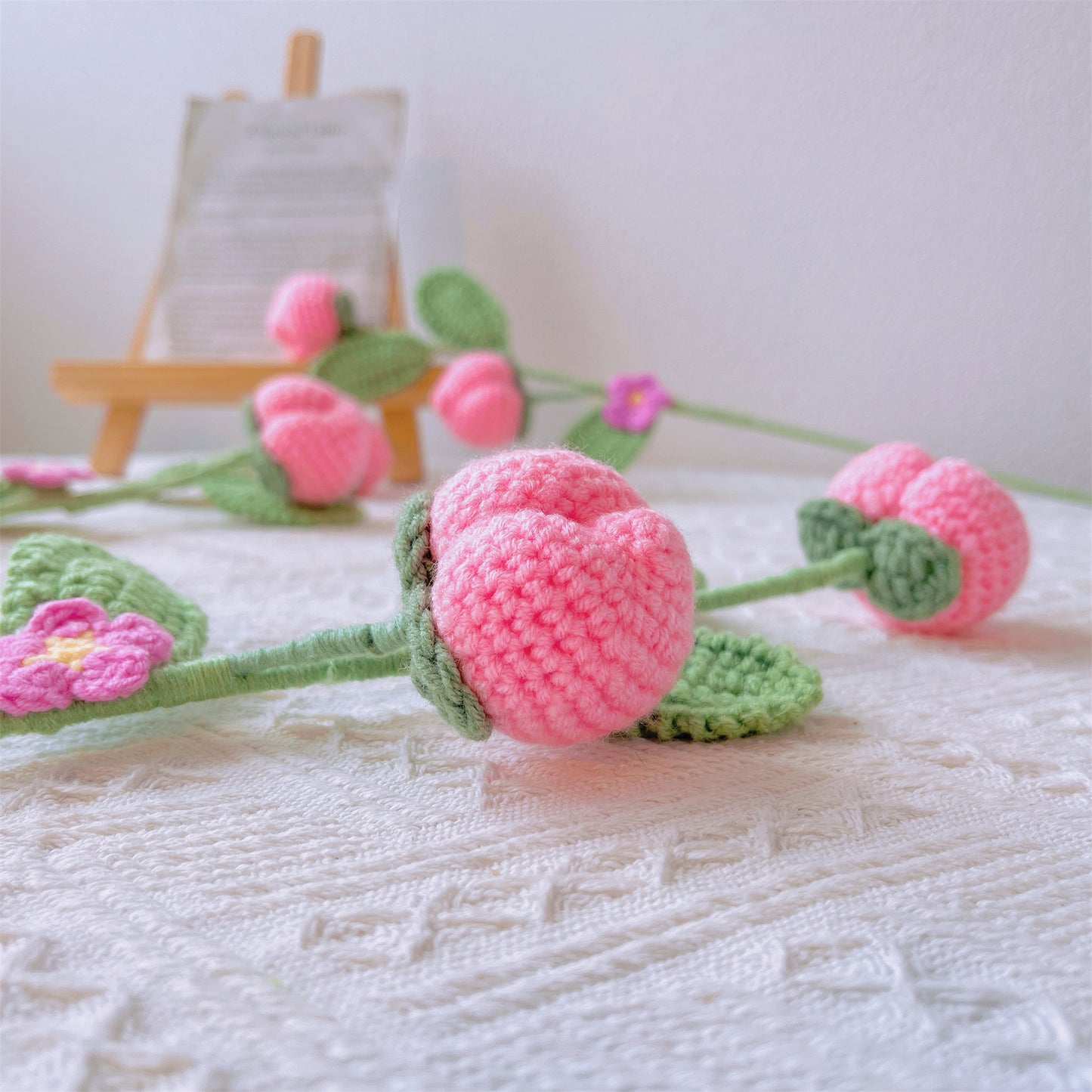 Fleur de pêcher douce : piquet de pêche au crochet fabriqué à la main pour un délicieux décor de jardin et un cadeau significatif