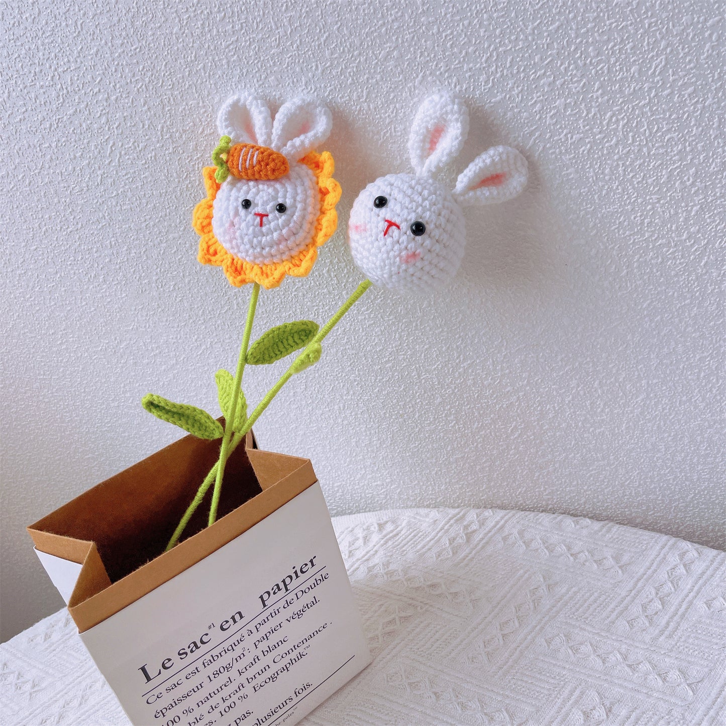 Bunny Bliss: Handgefertigter, gehäkelter niedlicher Hasenkopfstecker mit Hasen- und Sonnenblumen-Finish für eine skurrile Gartendekoration
