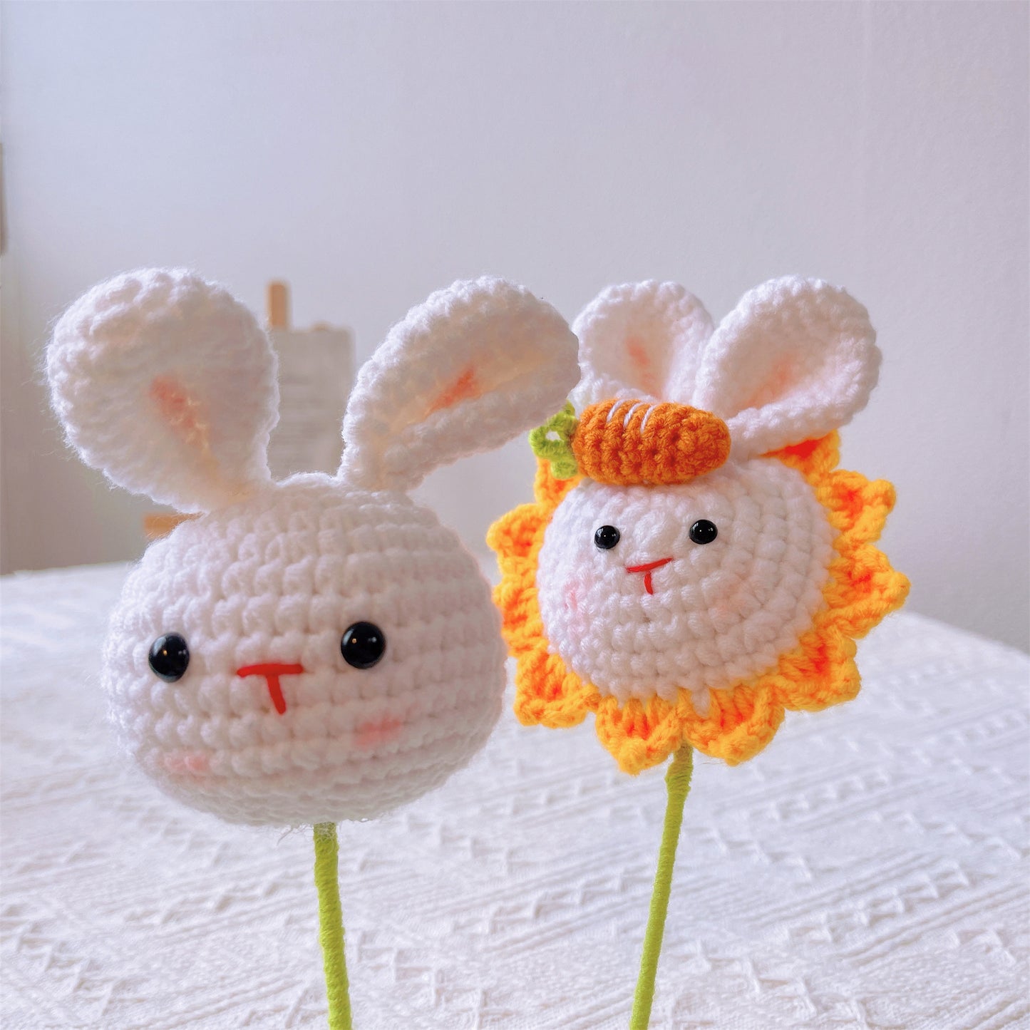 Bunny Bliss : Joli pieu de tête de lapin au crochet fabriqué à la main avec finition lapin et tournesol pour un décor de jardin fantaisiste