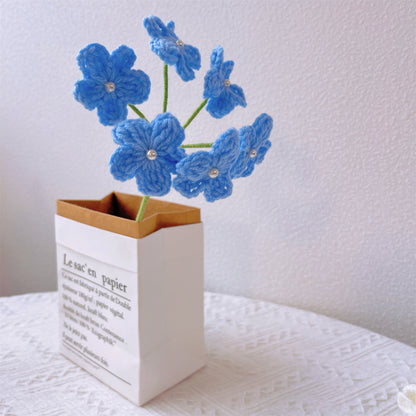 Handgefertigter, atemberaubender, eleganter, romantischer, handgebundener Blumenstrauß – weiße und blaue Rosen, gelbe Rosen, weiße und blaue Vergissmeinnicht