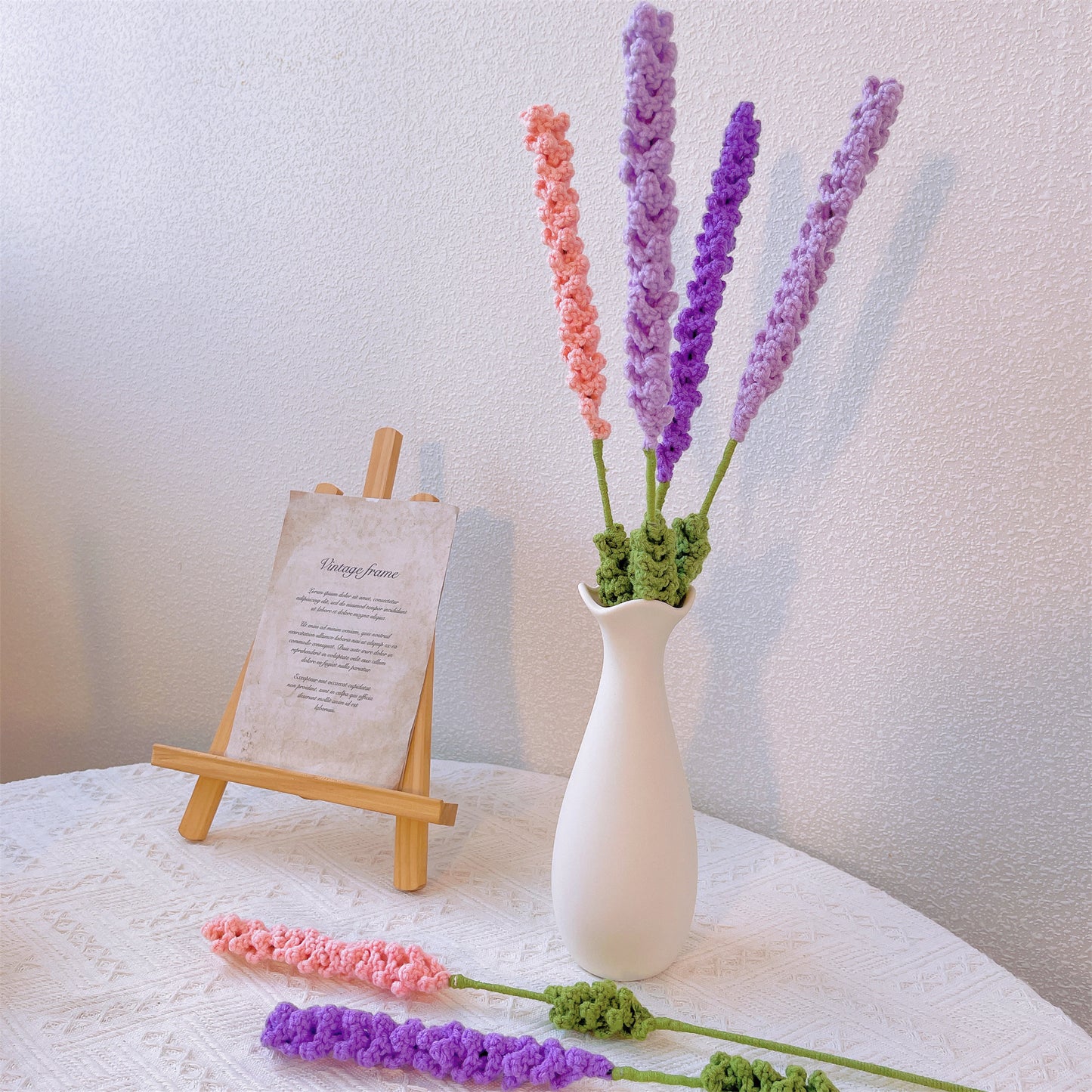 Sérénité de la lavande : piquet de fleur de lavande au crochet fabriqué à la main pour un décor de jardin apaisant
