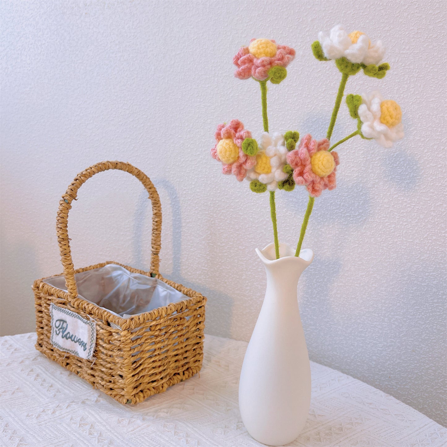 Sérénité en fleur : piquet de camomille au crochet fabriqué à la main pour un décor de jardin apaisant