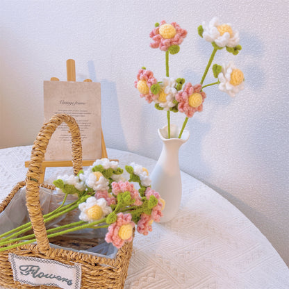 Blühende Gelassenheit: Handgefertigter gehäkelter Kamillenpfahl für eine beruhigende Gartendekoration