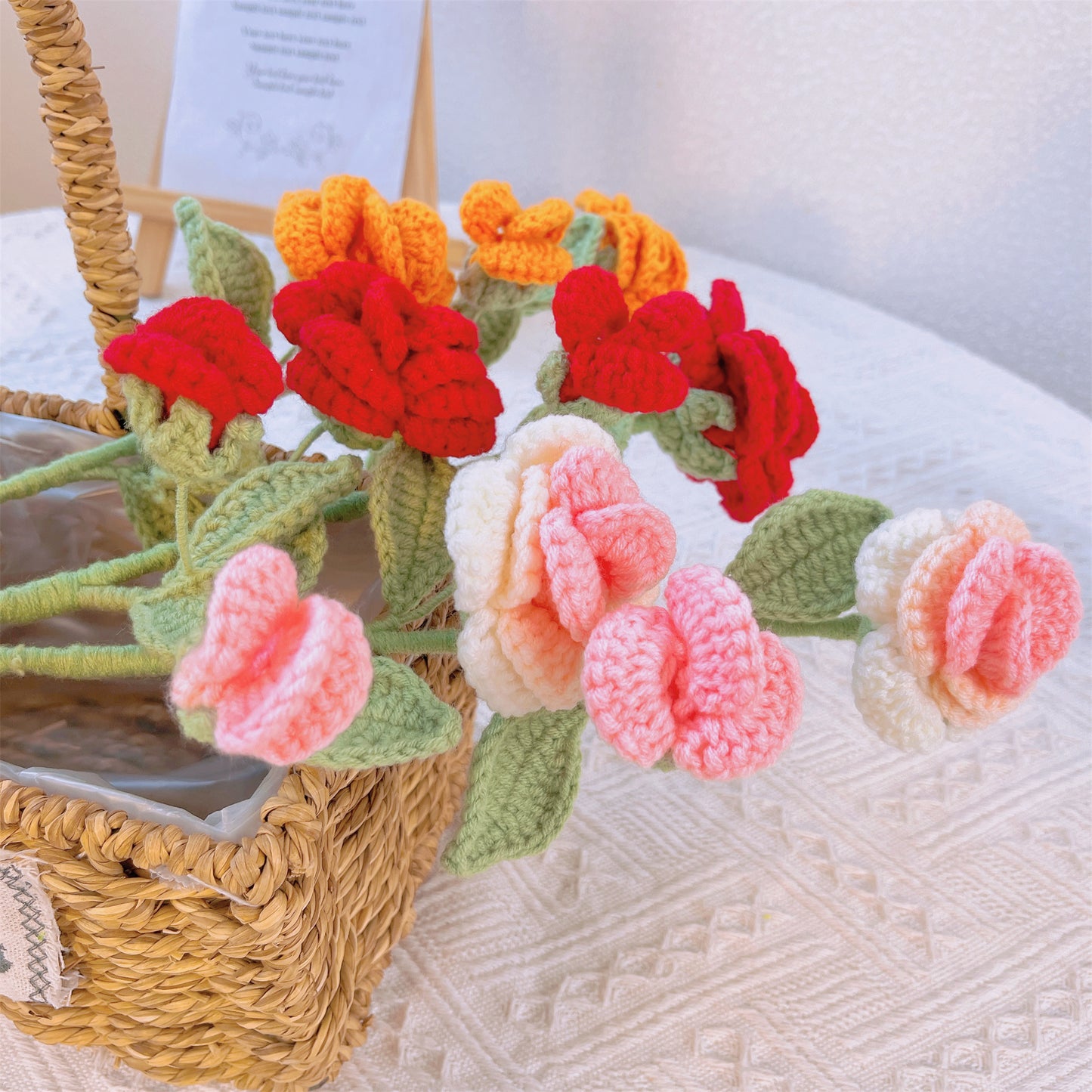 Rose Elegance : Piquet de fleur de rose au crochet fabriqué à la main pour une décoration de jardin romantique