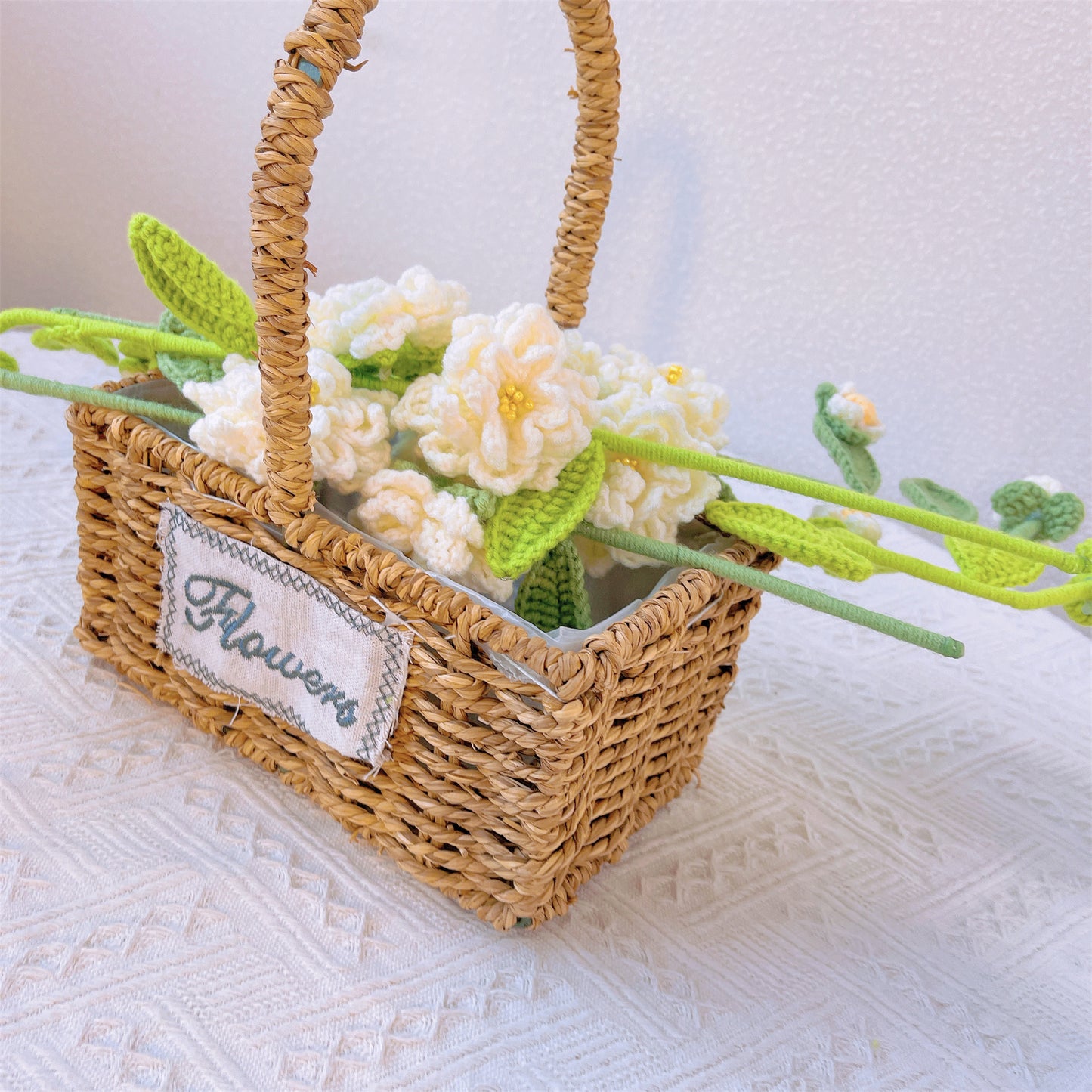 Beauté élégante : piquet de gardénias au crochet fabriqué à la main pour une décoration de jardin sophistiquée