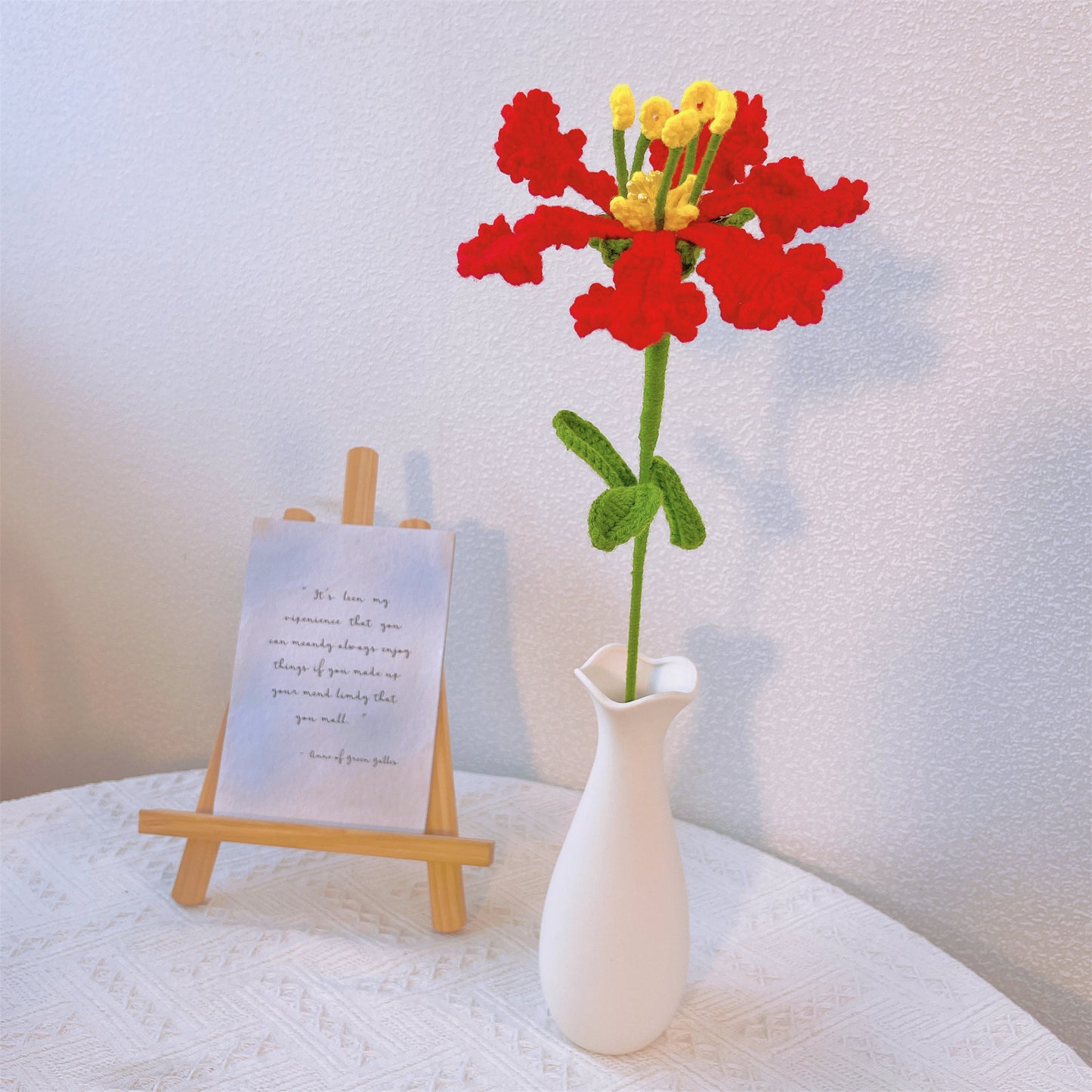 Kreppmyrten-Anhänger: Handgefertigter gehäkelter Kreppmyrten-Blumenstecker für eine farbenfrohe Gartendekoration