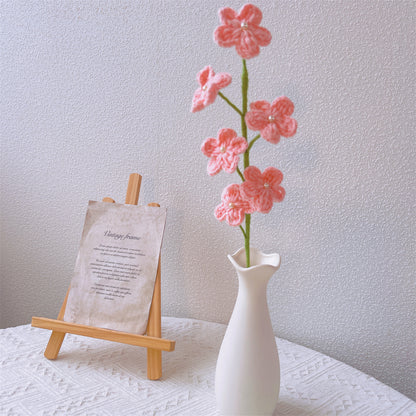 Wandteppich von Harmony: Handgefertigter gehäkelter Blumenstrauß – Rosen, Tulpen, Alstroemeria, Vergissmeinnicht, Maiglöckchen, chinesischer Pagodenbaum, Kosmos und Calla-Lilien