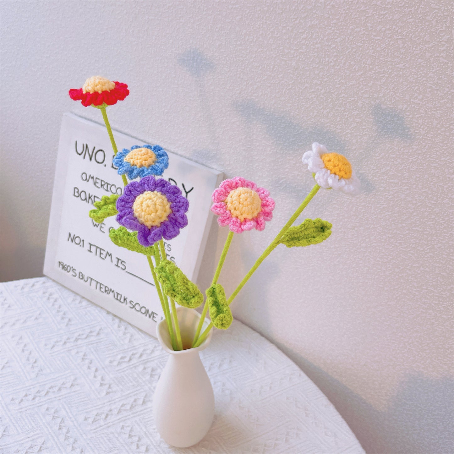 Sunny Meadow : Piquet de petites marguerites au crochet fabriqué à la main pour un décor de jardin joyeux