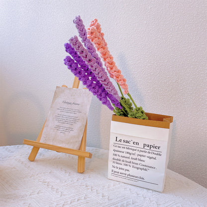 Sérénité de la lavande : piquet de fleur de lavande au crochet fabriqué à la main pour un décor de jardin apaisant