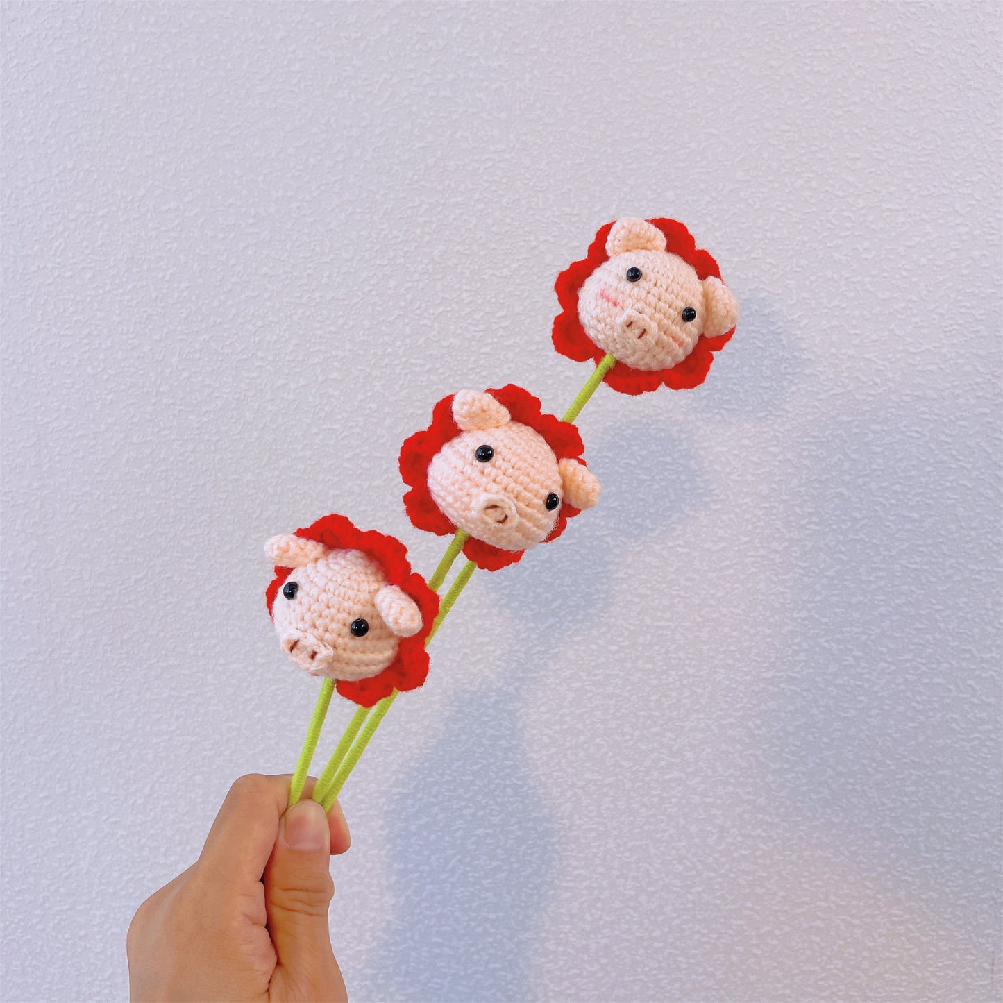 Piggy Bloom: Handgefertigter gehäkelter süßer Schweinekopf mit blumenförmigem Finish für eine verspielte Gartendekoration