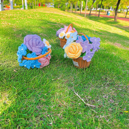 Handgefertigter Rattankorb mit gehäkeltem Blumensortiment – ​​rustikaler Wohndekor-Akzent