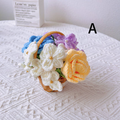 Panier en rotin fait à la main avec assortiment de fleurs au crochet - Accent de décoration rustique
