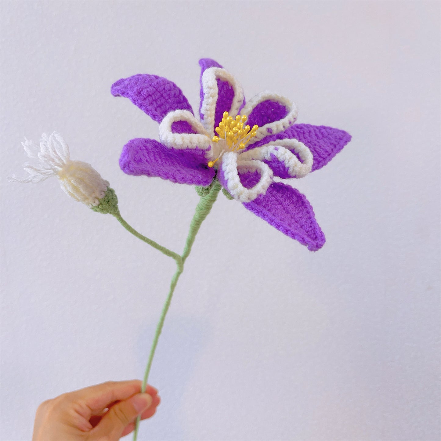Handgefertigter Strauß lila Veilchen für den Geburtsmonat Februar – fertig zum Verschenken – Blumenarrangement zum Geburtstag
