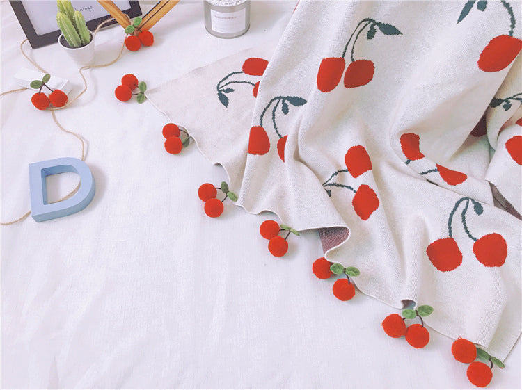 Gewebte Strickdecke aus Bio-Baumwolle mit Erdbeer-/Kirschfeldmuster