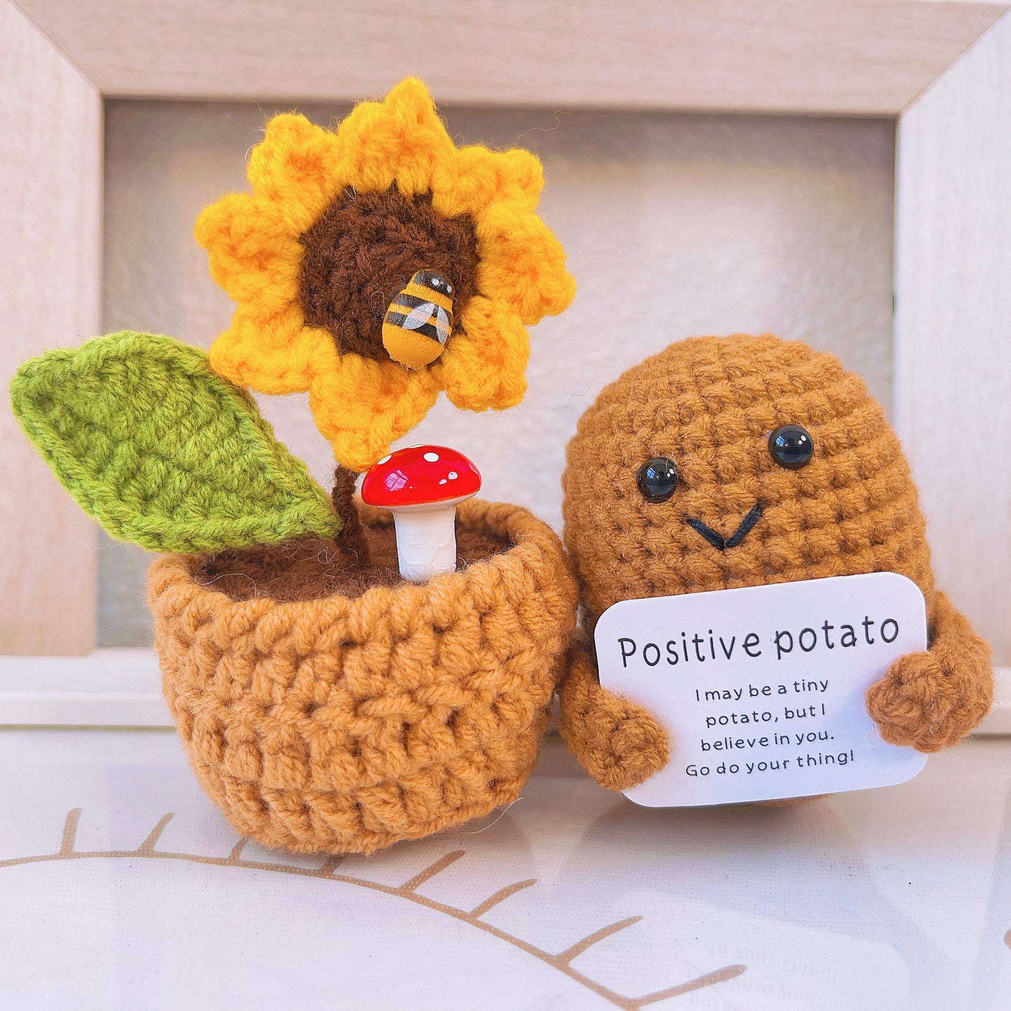 Anpassbares Plüschtier „Potato“ und „Cheerful Potato“ mit personalisierten Grußkarten und handgemachten gehäkelten Sonnenblumenpflanzen – emotionale Unterstützung, bleib positiv, inspirierend, glaube an dich, fürsorgliche Geburtstagsgeschenke