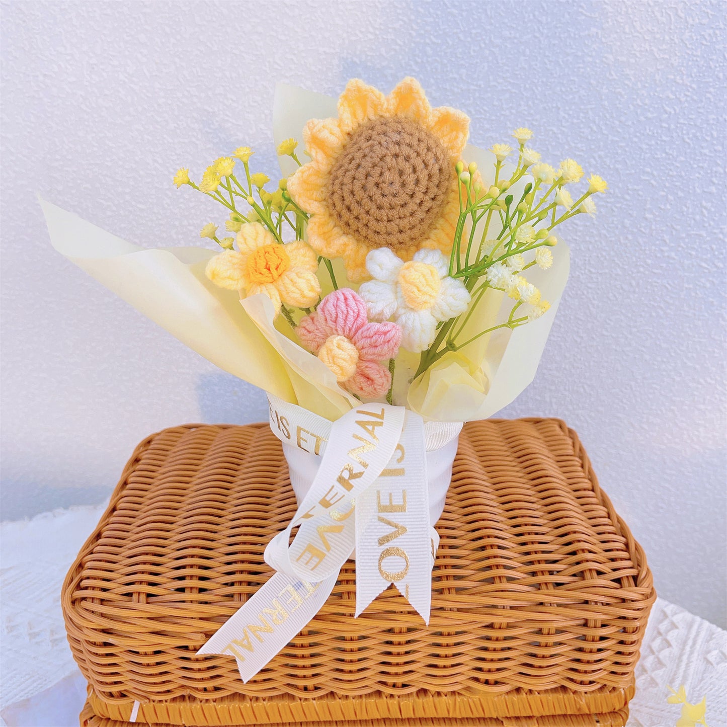 Ensemble de pots de fleurs tricotés fabriqués à la main : tournesols vibrants et boules de houx délicates - idéal pour la décoration intérieure, les cadeaux et les occasions spéciales