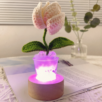 Bezaubernde Tulpen-Farbwechsellampe: handgehäkelt, durch Berührung aktiviert