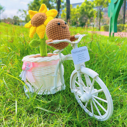 Pot de tournesol fantaisiste sur vélo : panier de fleurs tissé à la main avec stylo tournesol, enveloppe de fil LED et peluche au crochet au citron positif