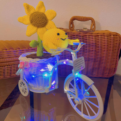 Pot de tournesol fantaisiste sur vélo : panier de fleurs tissé à la main avec stylo tournesol, enveloppe de fil LED et peluche au crochet au citron positif