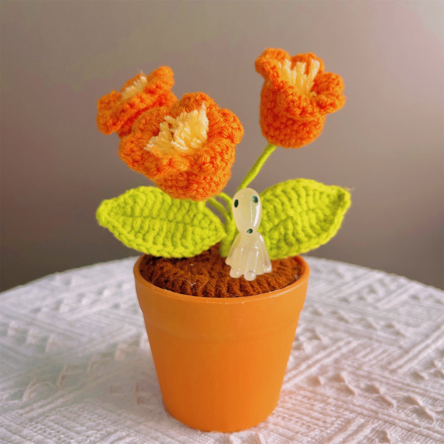 Handgefertigte gehäkelte Maiglöckchenpflanze – leuchtende LED-Blumen – einzigartige Wohndekoration – perfektes Geschenk für Pflanzenliebhaber – handgefertigtes Garn