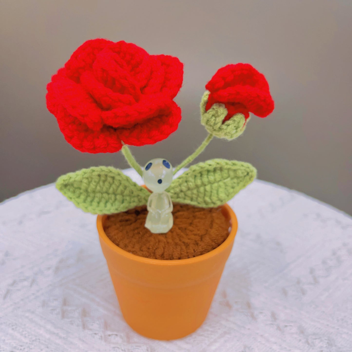 Plante de rose au crochet faite à la main - Fausse fleur réaliste - Décoration intérieure unique - Cadeau parfait pour les amateurs de plantes - Fabriqué à la main - Cadeau de la fête des Pères 2024