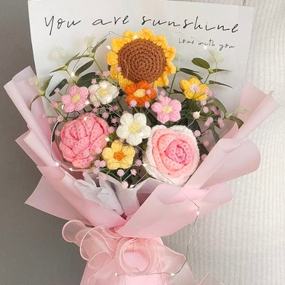 Handgefertigter gehäkelter strahlender Blütenstrauß – rosafarbener Strauß aus Rosen, Sonnenblumen und Puffs – zart, romantisch und perfekt für jeden besonderen Anlass