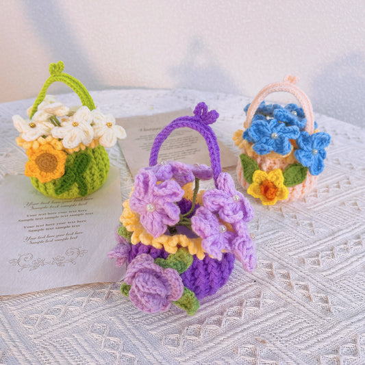 Panier de fleurs au crochet coloré avec myosotis, rose, tournesol et jonquille